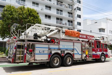 Miami, Florida, ABD - 12 Temmuz 2025 Miami Sahil İtfaiyesi. İtfaiye aracı. Miami 'de itfaiye. Dışarıda büyük bir itfaiye aracı var. İtfaiye aracı, yan görüş.