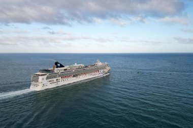 Miami, Florida, ABD - 31 Ocak 2025: Norveç Gem yolcu gemisi yolculuğu. Yaz tatilinde gemi turu. Norveç yolcu gemisi. Gemi turu ve deniz seyahati. Gemi Miami sahil limanından ayrılıyor..