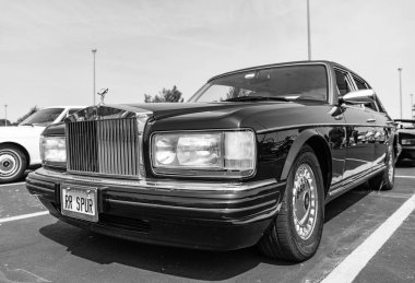Chicago, Illinois, ABD - 08 Eylül 2024 Rolls Royce Silver Spur aracı, köşe manzaralı. Retro klasik araba. Rolls Royce Silver Spur arabası. Rolls Royce Silver Mahmuzu Chicago 'da.