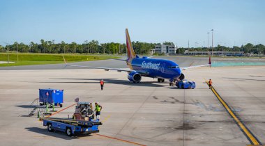 Miami, Florida, ABD - 06 Ağustos 2025: Southwest Havayolları. Boeing 737 MAX. Havayolu için uçak terminali. Güneybatı havayolu uçağı havaalanından kalkıyor. Havaalanı terminali. Uçak geliyor, tatil.