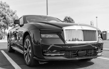 Chicago, Illinois, ABD - 08 Eylül 2024 Rolls Royce Spectre elektrikli süper coupe arabası, köşe manzaralı. Elektrikli araba. Rolls Royce Spectre elektrikli araba. Chicago 'dan Rolls Royce Spectre