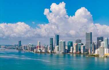 Miami şehir merkezindeki Brickell ufuk çizgisinin hava görüntüsü. Miami 'deki gökdelenler. Miamis 'in finans bölgesinin manzarası. Brickell, Miami 'de. Şehir manzaralı Miami Şehir Manzarası
