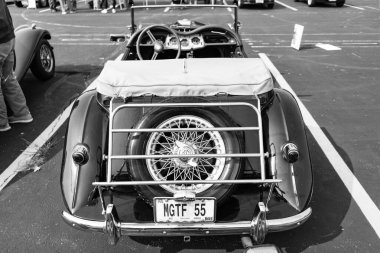 Chicago, Illinois, ABD - 08 Eylül 2024: MG TF spor araba üstü açık 1955 model, köşe manzaralı. Retro spor araba. Üstü açık MG TF araba. Chicago 'da MG TF