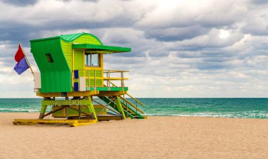 Miami sahilinde cankurtaran. Miamis 'in ünlü sahil şeridinin panoramik deniz manzarası. Güney Miami Plajı. Miami Sahili İskelesi. Miami 'deki mavi gökyüzüne karşı kurtarma kulesi. Florida 'nın güzel kıyı manzarası