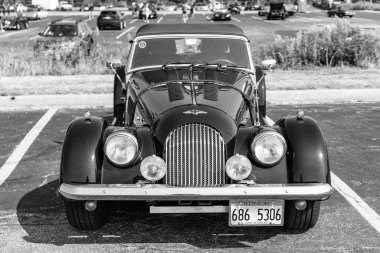 Chicago, Illinois, ABD - 08 Eylül 2024: Morgan Plus 8 üstü açık spor araba, ön görüş. Retro mavi araba. Retro Morgan Plus 8 numaralı araba. Morgan + 8 Chicago 'da mavi