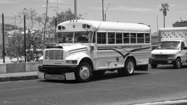 Cabo San Lucas, Meksika - 15 Mayıs 2019: otobüs ulaşımlı sokak yolu. Kamu otobüsleri. Toplu taşıma yolda. Şehir uluslararası otobusu. Şehir otobüsü, yan görüş. Uluslararası otobüs.