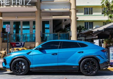 Miami, Florida, ABD - 15 Şubat 2025: 2024 Lamborghini Urus 'un açık hava manzaralı arabası. Lamborghini Urus süper SUV mavi renk. Lüks süper araba Lamborghini Urus.