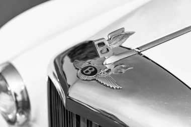 Chicago, Illinois, ABD - 08 Eylül 2024: Bentley S1 Continental retro araç, logo Bentley logo Flying B. Retro araba. Klasik Bentley S1 Continental araba. Chicago 'da Bentley S1 Continental