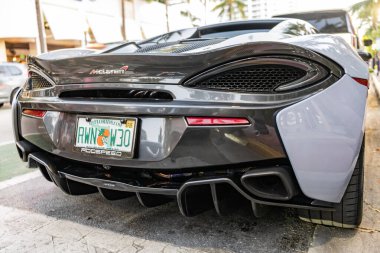 Miami, Florida, ABD - 13 Nisan 2025 McLaren GT 'nin arabası açık hava manzaralı. McLaren 570 S 2019 spor araba. Lüks gri spor araba McLaren GT. Supercar taşımacılığı.