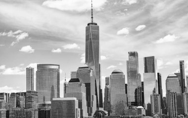 Hudson River, New York 'tan Manhattan manzarası. ABD, New York, Manhattan. Aşağı Manhattan silueti. New York, Birleşik Devletler. Manhattan 'da New York şehrinin silüeti.