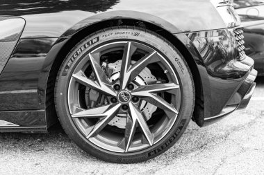 Chicago, Illinois - 29 Eylül 2024 üstü açık Audi R8 Spyder v10. Audi R8 Spyder V10 lüks arabayı sokağa park etmiş. Audi R8 Spyder siyah renk. Tekerleği kapat