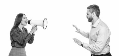 Patronun terfi konusunda ortağıyla anlaşmazlığı var. Anlaşmazlığı çözmek. Rekabet konsepti. İş çatışması. Beyazlar içinde izole edilmiş bir çalışana bağıran bir iş kadını. çatışma görüşmeleri.