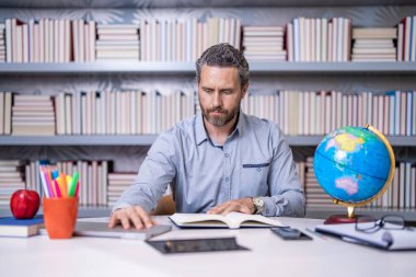 Küresel İspanyol öğretmen. Okul eğitimi. Okula dönüyorum. Okulda coğrafya öğretmeni. Eğitim kurumu. Coğrafya öğretmeni. Sınıfta coğrafya dersi veren adam. öğretmenler günü.