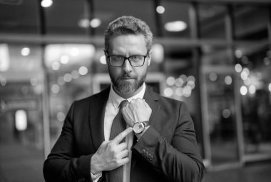 Dakik adam zaman nöbetini işaret ediyor. Nöbetçi bir iş adamı. Dakik iş adamı kontrol zamanı. İş için son gün. İş hayatına geç kalan bir iş adamı. Zaman yönetimi.