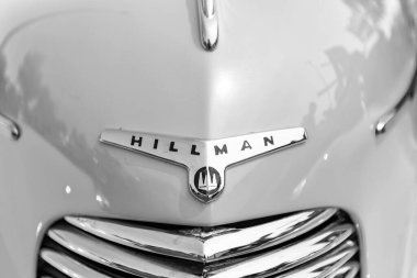 Chicago, Illinois, ABD - 08 Eylül 2024: Hillman Minx üstü açılabilir araç, ön görüş. Retro turuncu araba. Retro Hillman Minx arabası. Chicago 'dan Hillman Minx