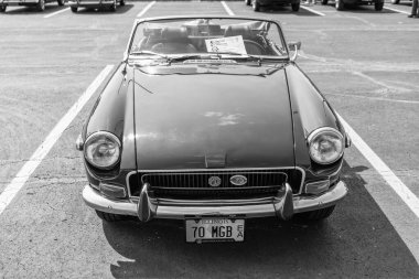 Chicago, Illinois, ABD - 08 Eylül 2024: MG MGB spor araba üstü açılabilir, köşe manzaralı. Retro yeşil spor araba. Üstü açık MG MGB arabası. Chicago 'da MG MGB