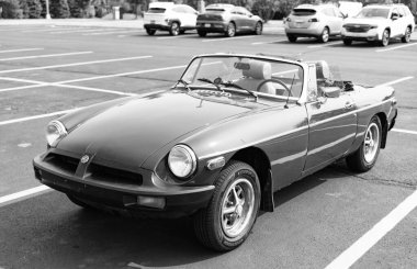 Chicago, Illinois, ABD - 08 Eylül 2024: MG MGB spor araba üstü açılabilir, ön görüş. Retro yeşil spor araba. Üstü açık MG MGB arabası. Chicago 'da MG MGB