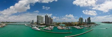 Miami 'nin gökyüzü manzarası. Miami şehrinin insansız hava aracı görüntüsü. Güney Miami ve okyanus manzarası. Gökdelenleri ve kıyı şeridi olan Miami gökdelenleri