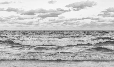 Yaz tatilinde gün batımı deniz manzarası. Deniz kıyısında gün doğumu. Denizde dramatik gündoğumu ufku. Günbatımı deniz manzarasında romantik bir yaz tatili. Okyanusta gün batımı. Deniz dalgaları.