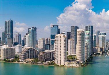 Miami şehir merkezindeki Brickell ufuk çizgisinin hava görüntüsü. Miami 'deki gökdelenler. Brickell finans bölgesinin manzarası. Brickell, Miami 'de. Şehir manzaralı Brickell Kentsel manzarası
