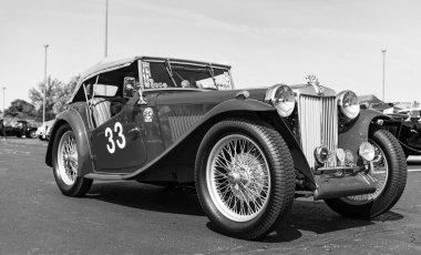 Chicago, Illinois, ABD - 08 Eylül 2024: MG MGA spor, üstü açılabilir araç, köşe görüş. Retro kırmızı spor yara izi. Üstü açık MG MGA arabası. Chicago 'da MG MGA
