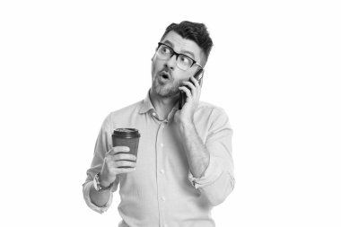 Adam iş konuşuyor. Telefon var. İş adamı iletişim için telefonu kullanıyor. Kahveli bir iş adamı beyazın üstüne izole edilmiş. Kahve molası. İş iletişimi. Etkin dinleme becerileri.