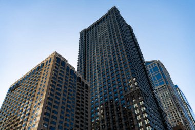 Şehir mimarisi. Modern cam bina. Yansıtıcı cam mimarisi. İşletme bölgesinde mimarlık. Mimarlık. İş binası. Cam bina. İş şehri. Ofis merkezi.