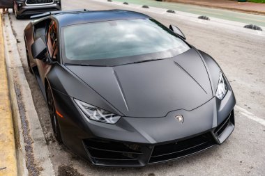 Miami, Florida, ABD - 13 Temmuz 2025: Lamborghini Huracan 'ın arabası açık havada park edildi. Lamborghini, köşe manzaralı. Lamborghini Huracan 2019 spor araba süper arabası. Lüks siyah mat araba Lamborghini Huracan.