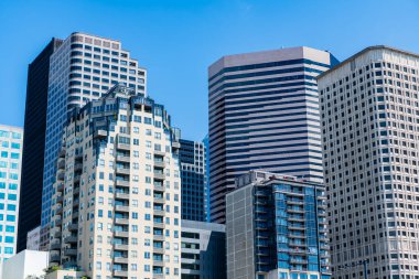 Şehir manzaralı bir şehir. Gökdelen şehir manzarası. Şehir merkezindeki modern şehir. İş şehri. İş bölgesindeki gökdelen binasının manzarası. Gökdelenin şehir mimarisi. Kentsel gökdelenler.