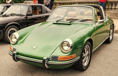 Chicago, Illinois - 29 Eylül, 2024: 1972 Porsche 911T Targa Coupe yolda. Chicago 'da yeşil metalik Porsche 911T Targa