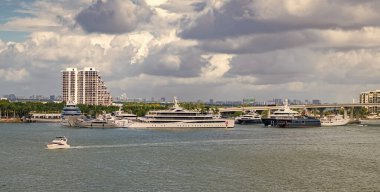 Denizde yüzen bir tekne körfeze yanaştı. Kiralık motorlu tekne. Denizde lüks tekne motorlu yatı. Tekne turizmi. Lüks bir yaşam tarzı. Yaz tatili. Miami 'ye git. Denizde yat..