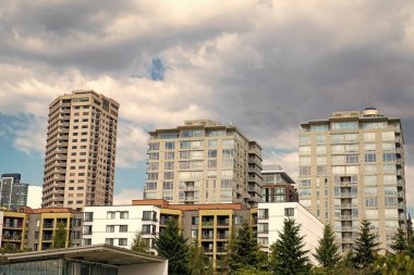 Modern apartman binası. Mahalledeki mimari bina. Şehir manzarası inşa ediliyor. Apartman mimarisi. Konut binasının mimarisi. Konut.