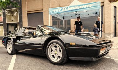 Chicago, Illinois - 29 Eylül 2024: Klasik Ferrari 328 GTS siyah rengi. Klasik Ferrari 328 GTS sokağa park edilmiş. Ön manzara. Retro Ferrari 328 GTS Chicago 'da