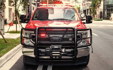 Miami, Florida, ABD - 01 Aralık 2024: Miami 'de yangın kurtarma. Dışarıdaki büyük itfaiye arabası. Ford F 250 yangın aracı, ön görüş. Ford F 250 itfaiye arabası.