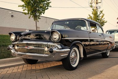 Park Ridge, Illinois, ABD - 22 Ağustos 2024 Chevrolet Bel Air 'in siyah arabası. 1957 Chevy Bel Air. Otomobil fuarında park edilmiş siyah araba, köşe manzaralı. Chevrolet Bel Air retro araba.