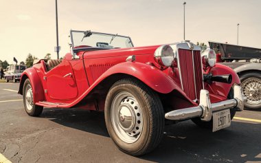 Chicago, Illinois, ABD - 08 Eylül 2024: MG MGA spor, üstü açılabilir araç, köşe görüş. Retro kırmızı spor yara izi. Üstü açık MG MGA arabası. Chicago 'da MG MGA