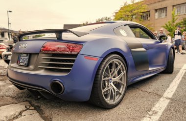 Chicago, Illinois - 29 Eylül 2024 üstü açık Audi R8 Spyder v10. Audi R8 Spyder V10 lüks arabayı sokağa park etmiş. Audi R8 Spyder mavi renk arka görünümü