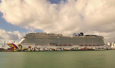 Miami, Florida, ABD - 03 Kasım 2024: Norveç yolcu gemisi yolculuğu. Yaz tatilinde gemi turu. Norveçli gemi şirketi. Gemi turu ve deniz seyahati. NCL gemisi. Seyahat kavramı.