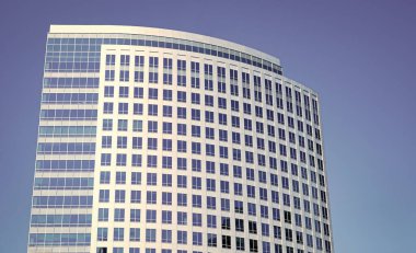 Ofis binasının mimarisi. Perspektif gökdeleni. Ticari bina. İş gökdeleni binası. Mimari inşaat sektörü. Cam gökdelen. Şehir mimarisi.