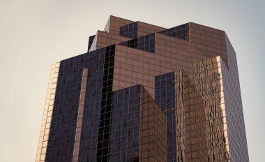 Cam gökdelen. Şehir mimarisi. Ofis binasının mimarisi. Perspektif gökdeleni. Ticari mimari. İş gökdeleni binası. Mimari inşaat işi. Renk ve şekil.