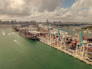Miami, Florida - 12 Şubat 2025: ihracat ve ithalat. Miami Limanı. Kargo gemisi Miami 'de konteynırla dolu, anten. Nakliye konteynırı. Kargo konteynırlı Miami hava limanı. Kargo işleme.