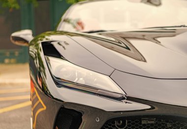 Chicago, Illinois - 29 Eylül 2024: Ferrari F8 Spider veya Tributo siyah rengi. Ferrari F8 Spider ya da Haraççı sokağa park etmiş. Ön manzara. Lüks Ferrari F8 Örümcek ya da Chicago 'daki haraç