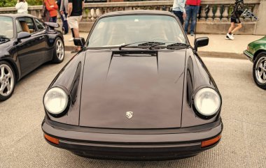 Chicago, Illinois - 29 Eylül, 2024 1972 Porsche 911 Coupe yolda. Siyah renk 1972 Porsche 911T Coupe