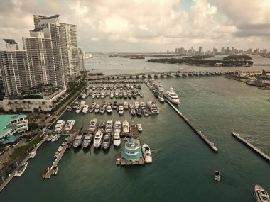 Miami 'de lüks bir yaz tatili. Özel tekne manzaralı. Lüks teknesi olan bir Marina. Miami 'deki yat kulübü marinası. Özel yatı ve teknesi olan lüks bir yat limanı. Limanda rıhtımda bir yat var. Sessiz yat limanı.