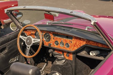 Chicago, Illinois, ABD - 08 Eylül 2024: Triumph Spitfire 1500 üstü açık spor araba, iç manzara. Retro pembe araba. Retro Triumph Spitfire 1500 numaralı araba. Chicago 'da Üstü açılır Zafer Spitfire