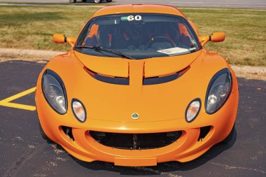 Chicago, Illinois, ABD - 08 Eylül 2024: 2005 Lotus Elise spor arabası, ön görüş. Turuncu üstü açık spor araba. Modern Lotus Elise arabası. Lotus Elise Chicago 'da
