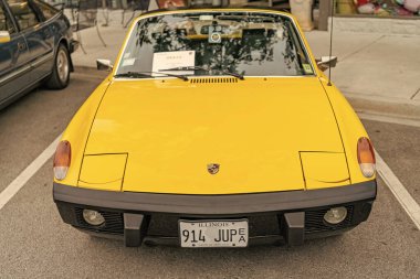 Chicago, Illinois - 29 Eylül 2024: klasik Porsche 9146 sarı renk. Sokağa park edilmiş klasik Porsche 914. Ön manzara. Retro Porsche 914 Coupe Chicago 'da