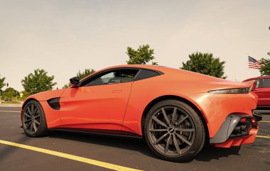Chicago, Illinois, ABD - 08 Eylül 2024 Aston Martin Vantage coupe, köşe manzaralı. Aston Martin Vantage. Üstü açık Aston Martin Vantage turuncu araba