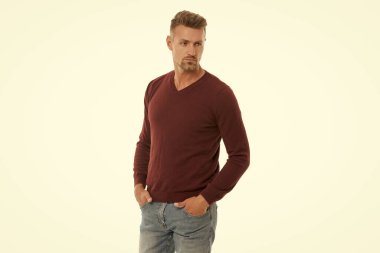 Yakışıklı olgun erkek modeli. Şık bir erkek. Erkekler gündelik tarzda. Erkek giyim giymiş yakışıklı bir adamın portresi. Moda tarzı. Şık erkek giyim tarzı. Beyaz, olgun bir adam. Atlayan adam beyaz üzerine izole edilmiş..