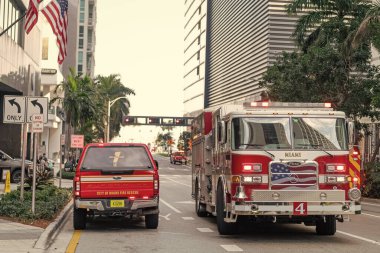 Miami, Florida, ABD - 01 Aralık 2024: İtfaiye aracı. Miami 'de itfaiye. Dışarıda büyük bir itfaiye aracı var. İtfaiye aracı, ön görüş. İtfaiye aracının paspası. Acil itfaiye..